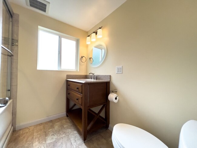 Building Photo - Country living 5 bed w/RV parking and 3 car garage!