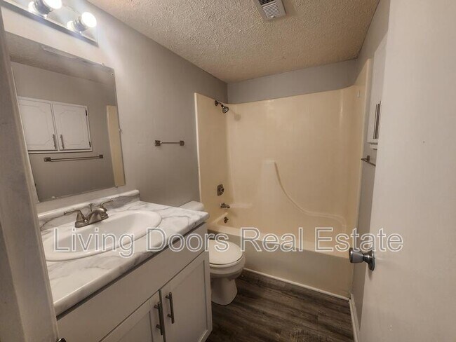 Building Photo - 660 S 20th St