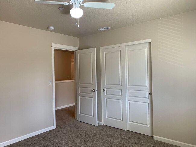Building Photo - Beautiful Craftsman Style Home! 2 Car Garage! Gas Fireplace and Granite Counter Tops! Attached Ga...