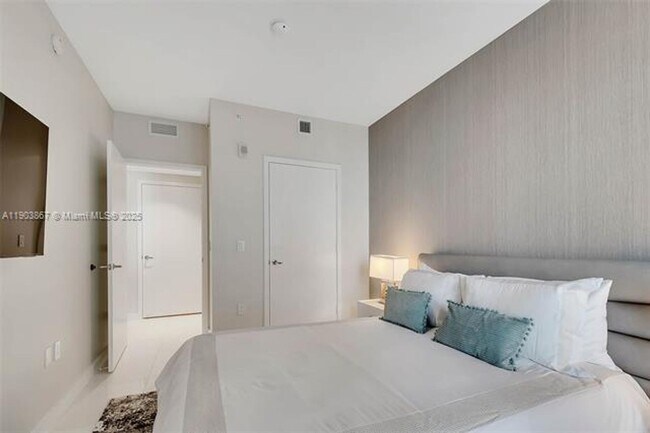 Building Photo - 1010 Brickell Ave