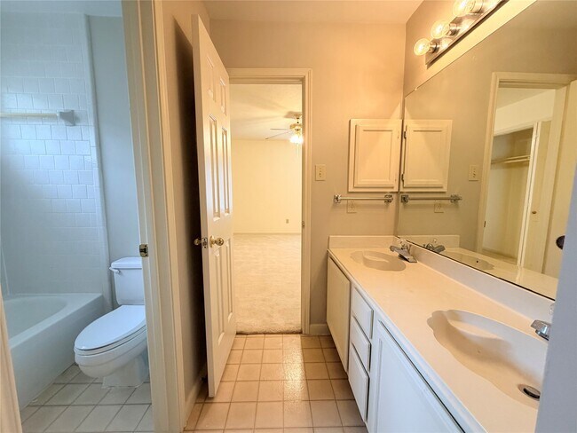 Building Photo - 3306 Vista Lake Dr