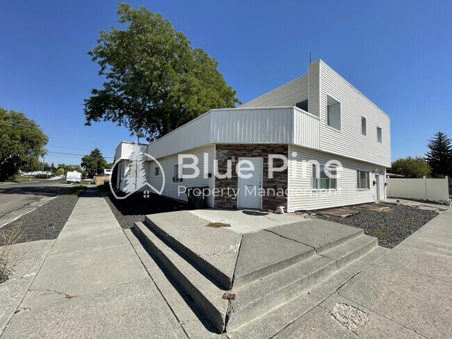 Primary Photo - 301 E 18th St