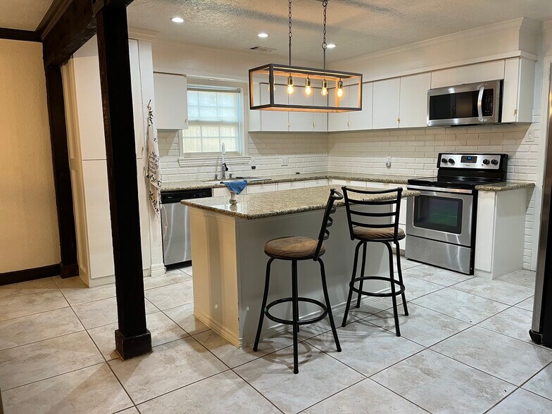 Building Photo - 3503 Canterbury Dr