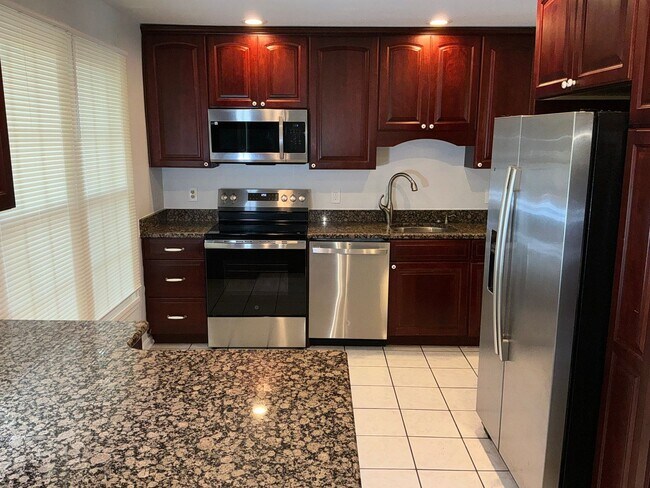 Building Photo - Very well maintained 3BR 3.5BA 3 level Colonial Townhome with fully fenced yard
