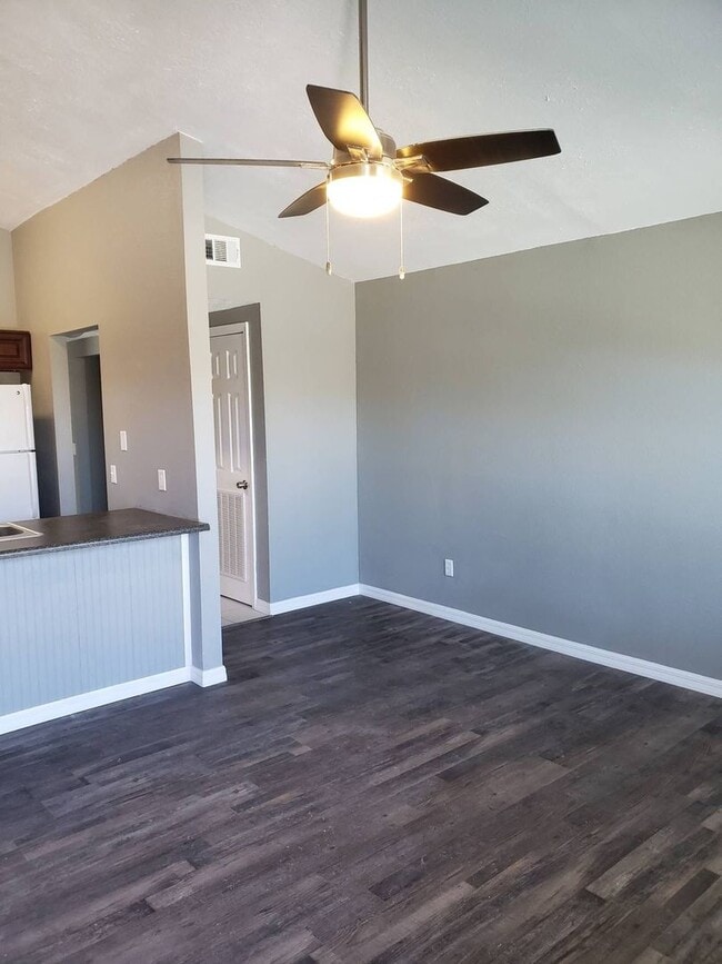 Building Photo - Great Efficiency Unit, Close to Tyndall AFB!