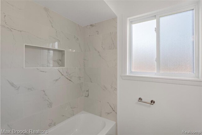 Building Photo - 1909 Gardenia Ave