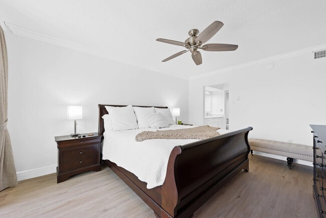 Building Photo - 1100 SE 5th Ct