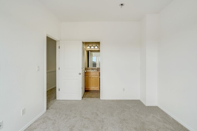Building Photo - 3 bed, 3.5 bath townhouse in McKenzie Ridg...