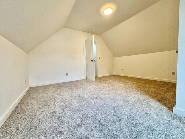 Building Photo - 2117 Bertrand St