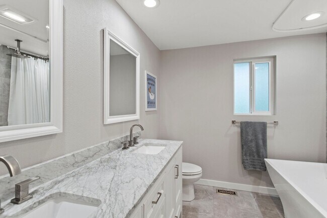 Building Photo - Spectacular View - 3bd/2ba - Custom Remodel - Group and Pet Friendly