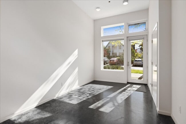 Building Photo - 3Bd/3Ba Seattle Townhouse