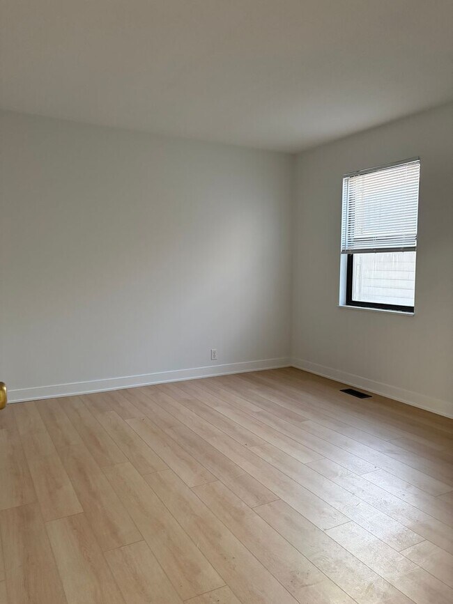 Building Photo - Charter Homes 312-314