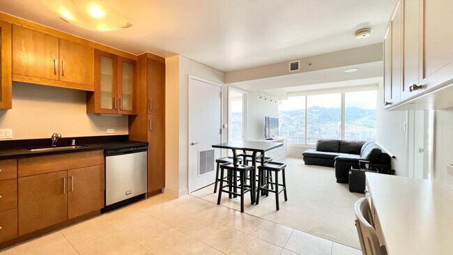 Building Photo - 2 BEDROOM HIGH FLOOR UNIT IN KAKAAKO