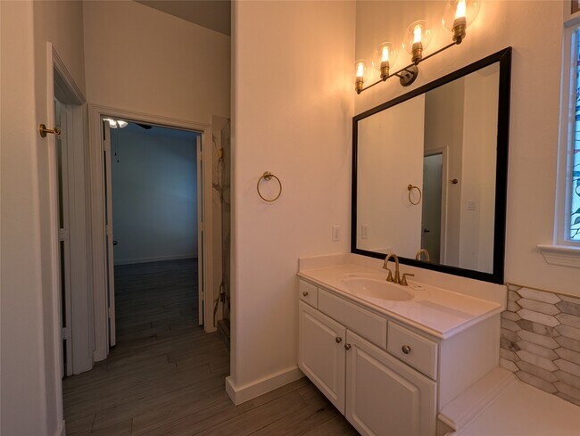 Building Photo - 913 Sweet Pine Dr