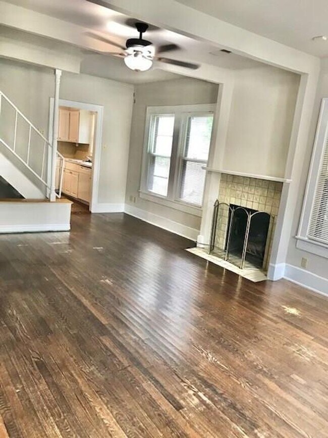 Building Photo - PRELEASING FOR EARLY SEPT! Charming 3 Bed ...