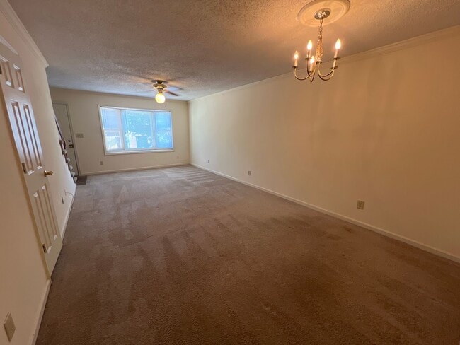 Building Photo - 2 Bedroom Townhouse