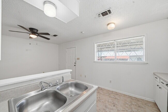 Building Photo - 204 W Lampasas St