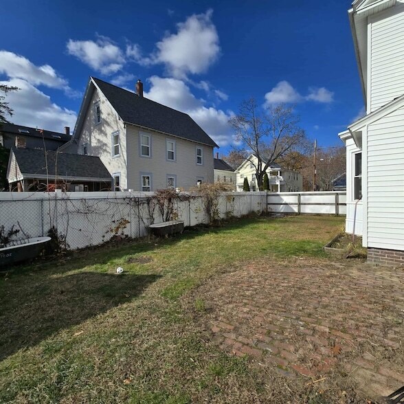 Building Photo - 13 Forest St