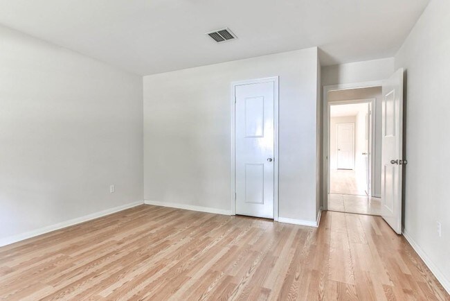 Building Photo - 3839 Sun Valley Dr