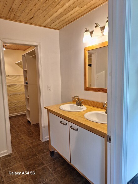 Large bath with walk in closet - 4920 Mandel Rd
