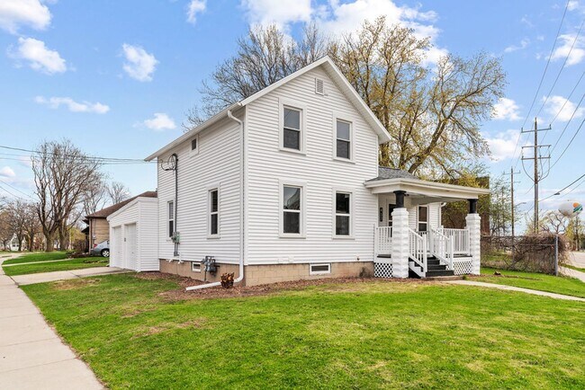 Building Photo - 457 Ahnaip St