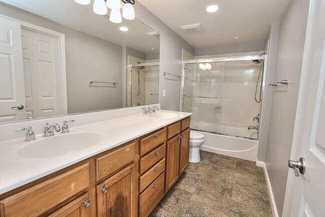 Building Photo - Beautiful Condo in Gated Community for Rent!
