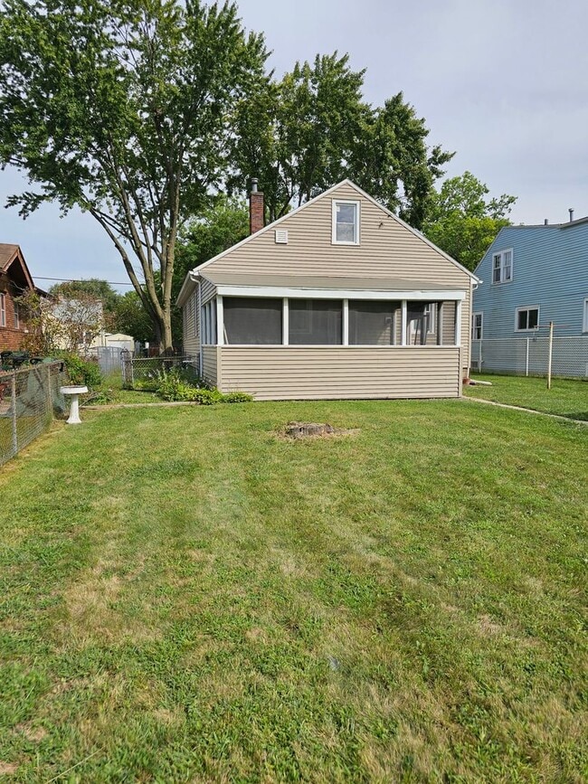 Building Photo - FOR RENT- 4 bed home on Hope Ave, Pets ok ...