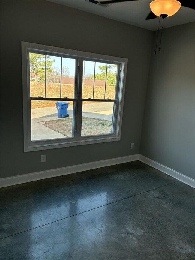 Building Photo - Spacious 3 Bedroom, 2 Bath Single-Family Home — Nashville Style in Clarksville!