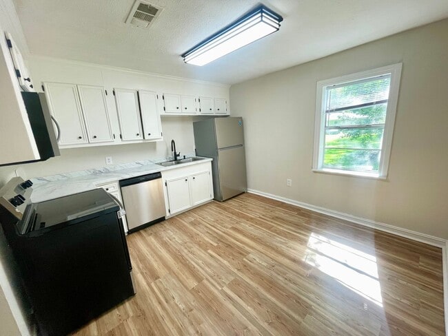 Building Photo - NEWLY RENOVATED! 2 Bed, 1 Bath House for Rent in Brandon!