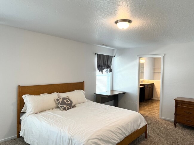 Building Photo - New on the market!