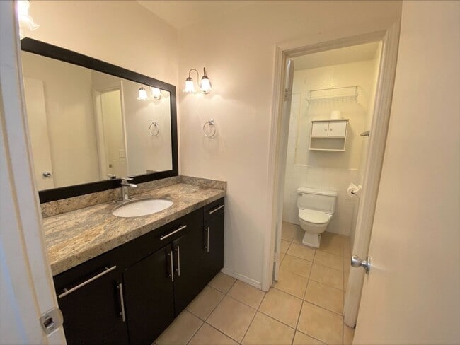 Building Photo - DOUBLE Car Garage! Balcony! Walkable to Restaurants!