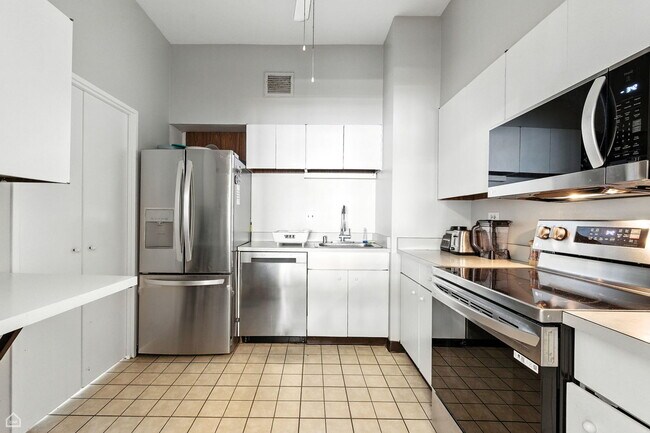 Building Photo - 175 E Delaware Pl