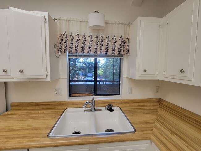 Building Photo - Stylish 2 Bed 1 Bath Midtown Apartment