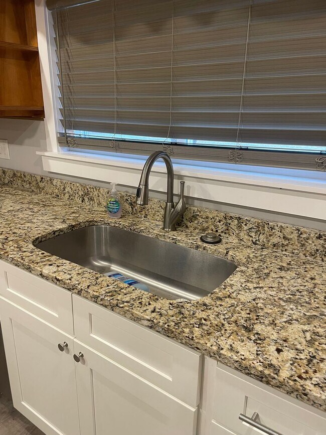 Building Photo - Knoxville 37914 - Adorable 2 bedroom, 1 bath home - Contact Lisa Vineyard and Shannon Russell (86...