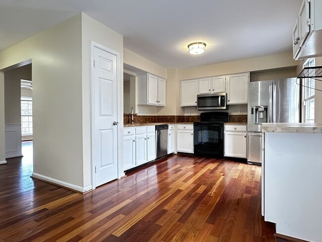 Building Photo - Wonderful townhome with recent upgrades..a...
