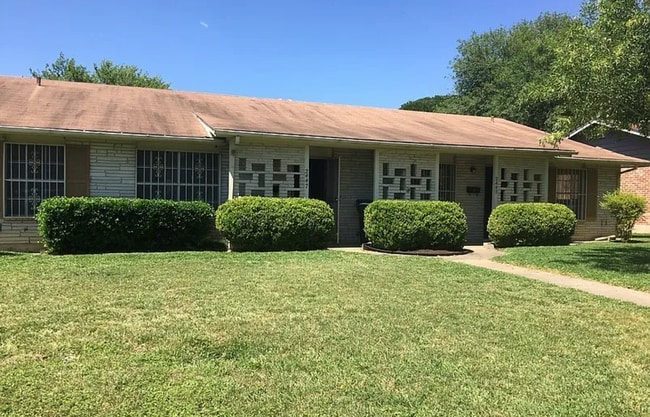 Building Photo - *COMING SOON* 2 Bedroom / 1 Bath Home South Side Lions Park!