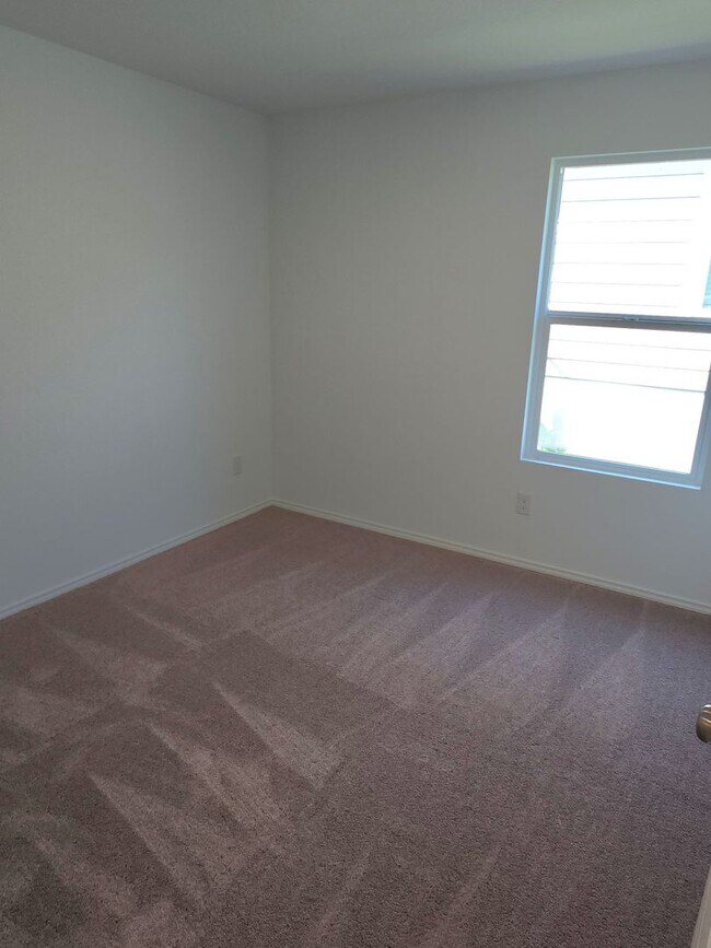 Building Photo - Converse Area - Knox Ridge