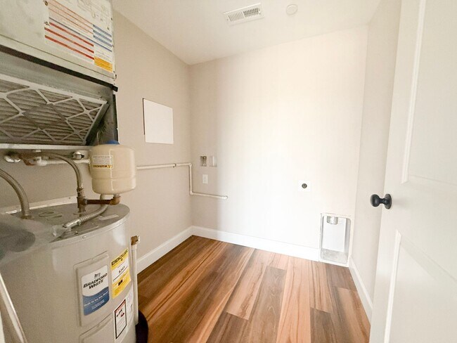 Building Photo - 5200 Oak Pt Ct