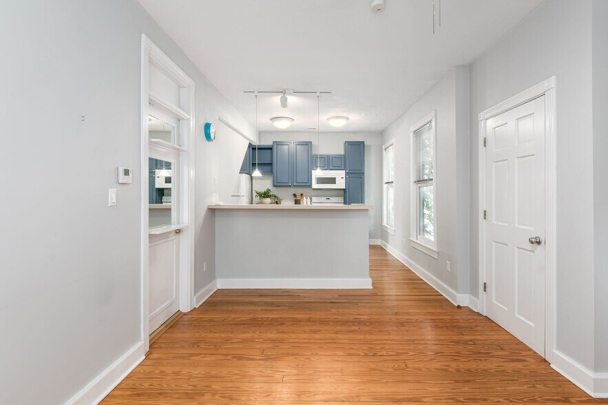Living Room - 36 E Kossuth St