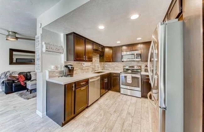 Building Photo - 671 Ascot Dr