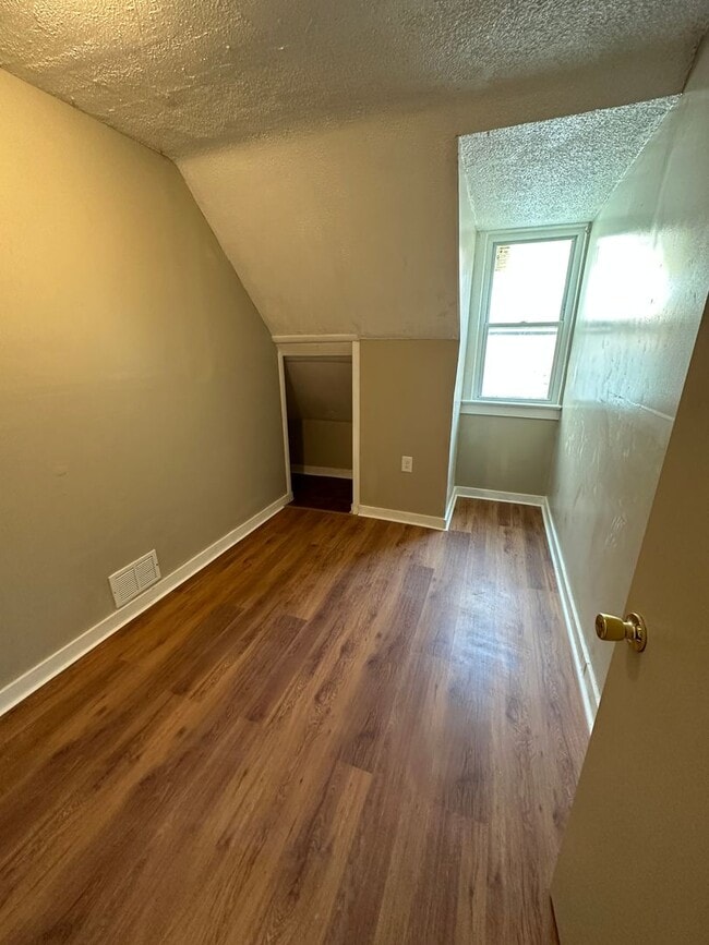 Building Photo - Spacious 5-Bedroom Home with 2 Full Baths, Freshly Rehabbed, Ready to rent