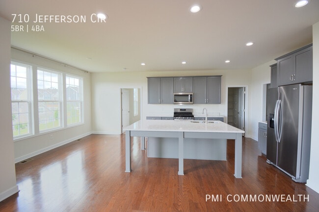Building Photo - 710 Jefferson Cir NW