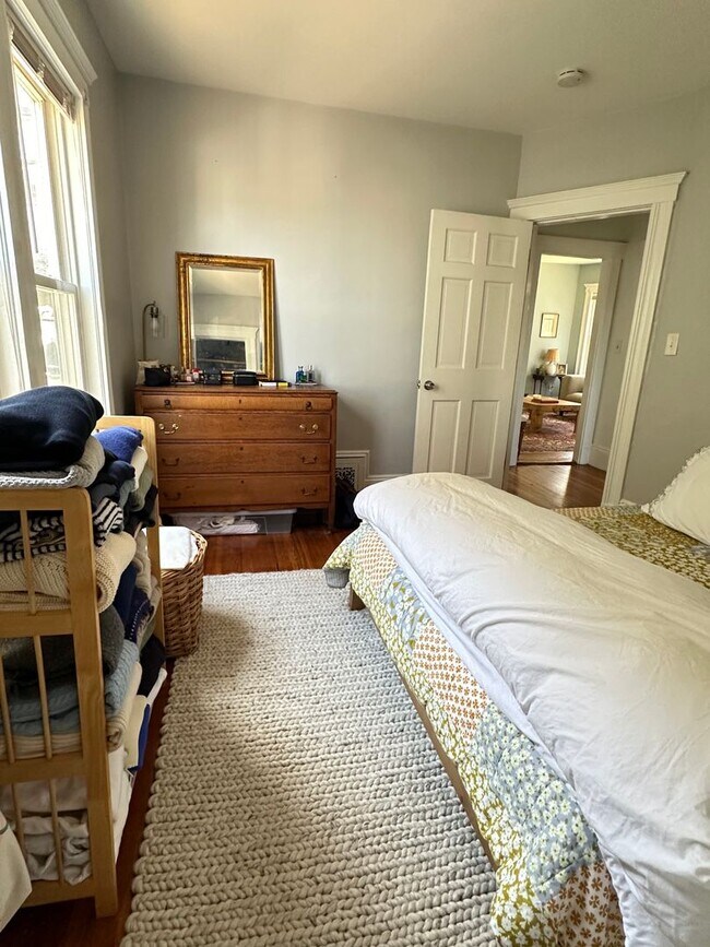 Building Photo - The Perfect 2bed/1bath with Porch, Private...