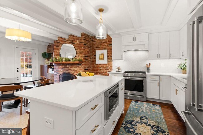 Building Photo - 312 N Pitt St