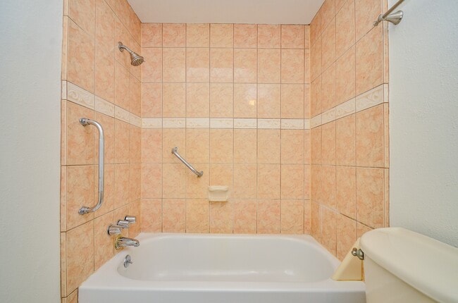 Building Photo - 2100 Tanglewilde St