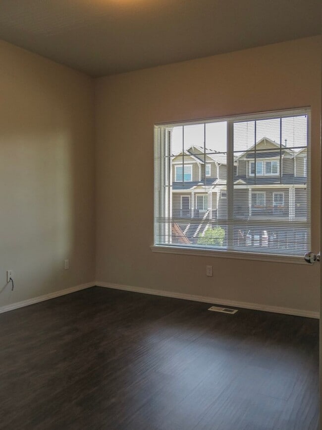 Building Photo - !!!! West Linn Townhome Available 3 Bedroo...