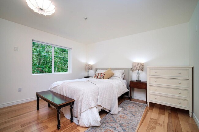 Building Photo - 3Bd/2Ba Issaquah Condo