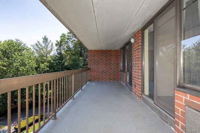 Building Photo - 1374 Midland Ave