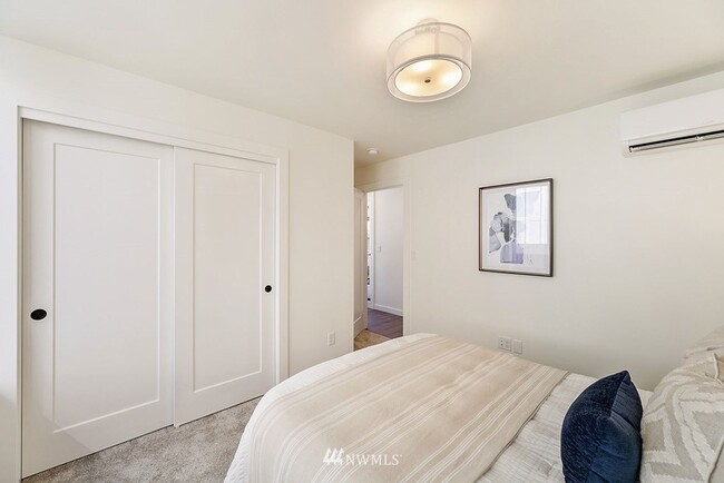 Building Photo - Beacon Hill - 2 Bedroom / 2 Bath Townhome