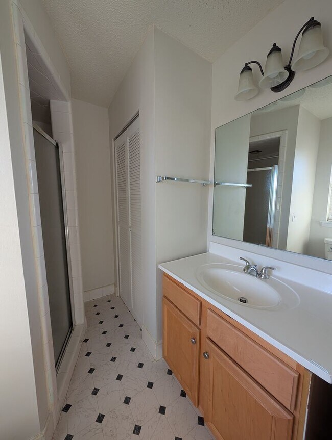 Building Photo - 2 Bedroom Walking Distance to NCSU!